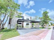 Casa en Venta en Cancún en Residencial Lagos del Sol con...
