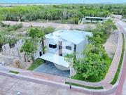 Casa en Venta en Cancún en Residencial Lagos del Sol con...