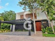 Casa en Venta en Cancun en Residencial Lagos del Sol con...