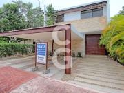 Casa en Venta en Cancún en Residencial Lagos del sol con...