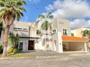 Casa en Venta en Cancun en Residencial Villa Magna con...