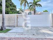Casa en Venta en Cancún en SM 11 con Amplio Jardín y...