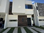 Casa en venta en Cancún, residencial privado con alberca...