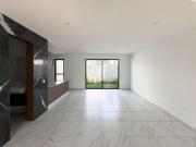 Casa en venta en Capital Norte, 3 niveles, Coto Alicante