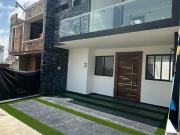 CASA MODERNA, FACHADA PIEDRA Y CRISTAL EN CAPITAL NORTE