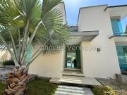 Casa en Venta en Caracas la lagunita country club...