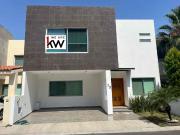 CASA EN VENTA EN CENTRO SUR,3 RECÁMARAS y ESTUDIO