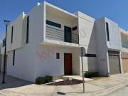 Casa en Venta en Cerrada Camaleón ubicada en Esquina,...