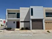 Casa en Venta en Cerrada Camaleón ubicada en Esquina,...