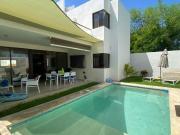Casa en Venta en Cholul de 4 habitaciones con piscina y...