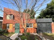 Casa en venta en City Bell, con pileta y jardín
