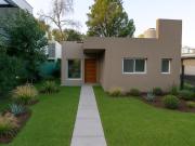 CASA EN VENTA EN CITY BELL DOS DORMITORIOS PARQUE