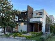 CASA EN VENTA CON INQUILINO EN CLUB DE GOLF EL MOLINO....