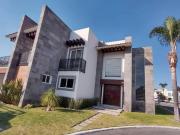 Casa en Venta en Club de Golf La Huerta, con gran jardin...