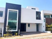 CASA EN VENTA EN CLUSTER 10 10 10, LOMAS DE ANGELÓPOLIS