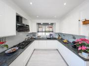 Casa en venta en Coín. Villa moderna renovada con...