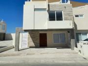 Casa en venta en condominio con roof garden en zibata...