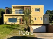 Casa en Venta en Costa Esmeralda con Garage