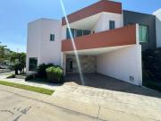 CASA EN VENTA EN COTO, ENFRENTE DEL PARQUE...