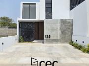 CASA EN VENTA EN COTO PRIVADO 2 PLANTAS, 3 RECÁMARAS