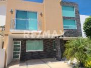 CASA EN VENTA EN CUMBRES DEL LAGO