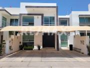 CASA EN VENTA EN CUMBRES DEL LAGO