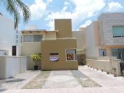 CASA EN VENTA EN CUMBRES DEL LAGO, JARDIN, CUARTO DE...