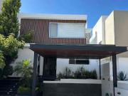 CASA EN VENTA EN CUMBRES DEL LAGO JURIQUILLA MODERNA Y...