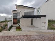 CASA EN VENTA EN CUMBRES DEL LAGO, QUERETARO
