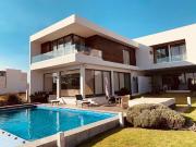 CASA EN VENTA EN EL BOSQUE CON ALBERCA, JACUZZI, LAGO Y...