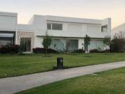 Casa en VENTA en El Campanario frente a lagos con alberca