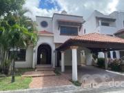 Casa en venta en el CAMPANARIO SMZA 21 en CANCÚN