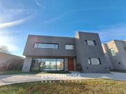 Casa en Venta 5 ambientes con pileta a la laguna el...