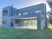Casa en venta en el Canton Norte a la laguna con pileta...