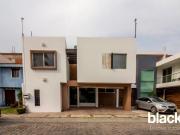 CASA EN VENTA EN EL FRACC VALLE REAL, POR LA ENTRADA...