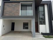 Casa en venta en el primer sector de zona vi?edos