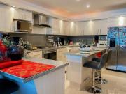 Casa en venta, 3 recámaras + roof top y amplio jardín,...