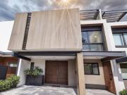 Casa en venta en El Refugio, Estudio o 4ta Rec?mara, 4.5...