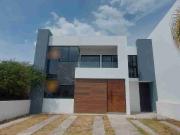 CASA EN VENTA EN EL REFUGIO, QRO. CERCA DE CENTROS...