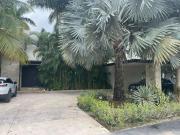 CASA EN VENTA EN EL YUCATAN COUNTRY CLUB, VISTA AL LAGO...