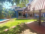 Casa en venta en esquina, con alberca, lado oriente...