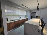 Casa en Venta, en esquina, con excelentes acabados y...