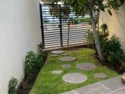 CASA EN VENTA EN ESQUINA CON JARDIN CENTRAL MODERNA EN...