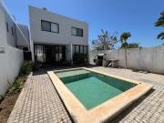 Casa en Venta en Esquina con Piscina en la Privada...