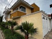 Casa en VENTA en esquina en fracc. Campanario con 4...