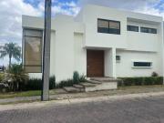 CASA EN VENTA EN ESQUINA EN JARDÍN REAL, COTO 6
