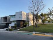 Casa en Venta, en esquina junto a parque, Casa Fuerte