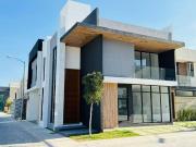 CASA EN VENTA EN ESQUINA UBICADA EN GEMA RESIDENCIAL