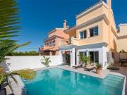 Casa en venta en Estepona, Bel Air. Casa reformada en...