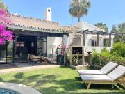 Casa en venta en Estepona, Nueva Atalaya. Villa con 4...